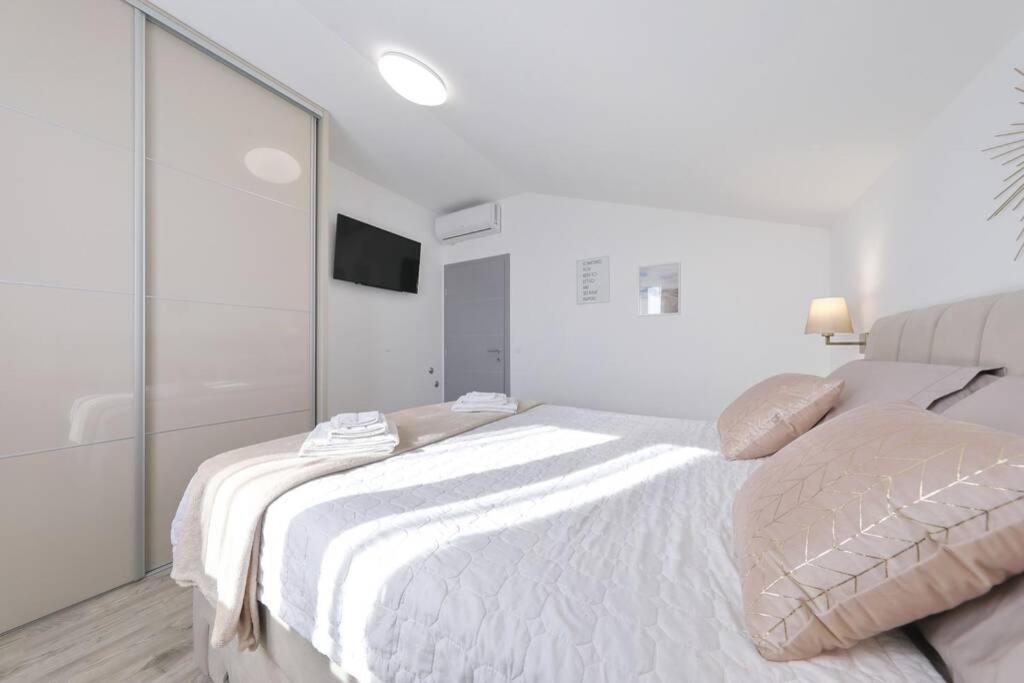 Apartman Chiara Galovac  Buitenkant foto